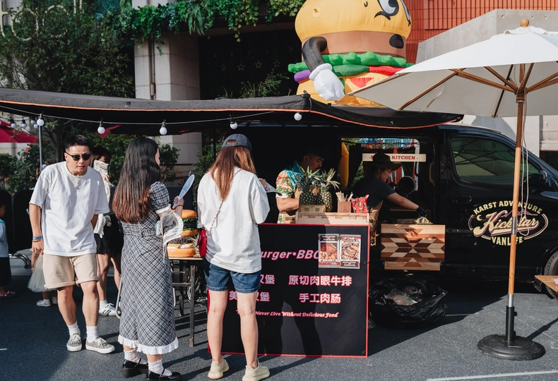 人们站在一条线上购买食物卡车出售汉堡