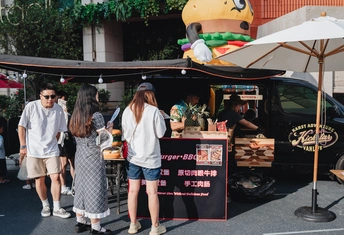 人们站在一条线上购买食物卡车出售汉堡