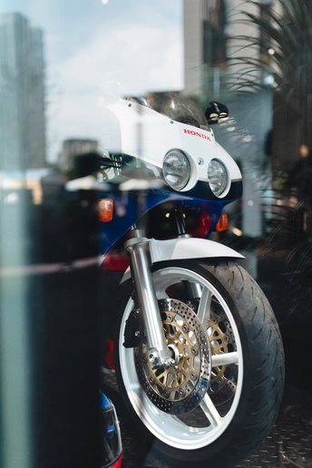 摩托车停在窗户前