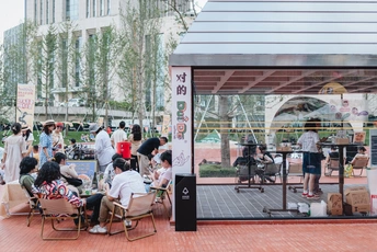 人们在城市的户外桌子旁