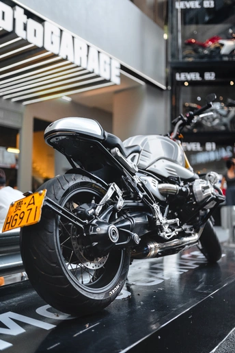 展示在建筑物内的黑色摩托车
