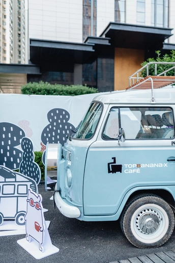 一个小蓝汽车停在街道的一侧