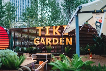 带有桌子和遮阳伞的餐厅的外部