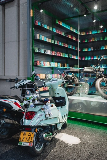 几辆摩托车和踏板车停在商店货架前
