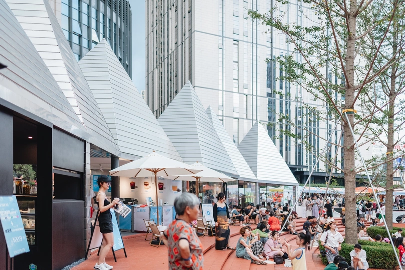 一群人坐在建筑物外面