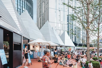 一群人坐在建筑物外面