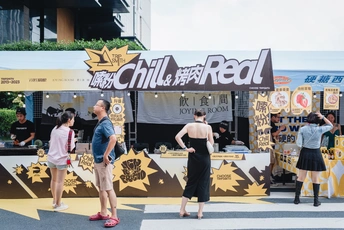 一些人在街上站着