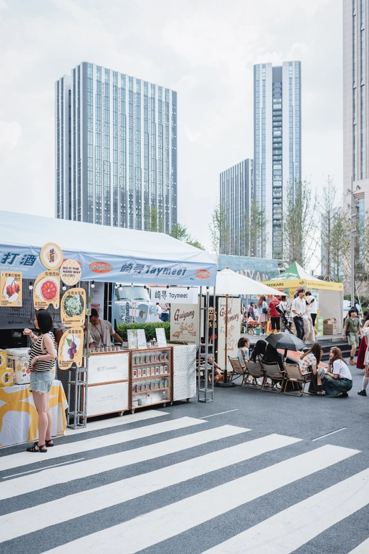 人们在城市中走动并吃食物