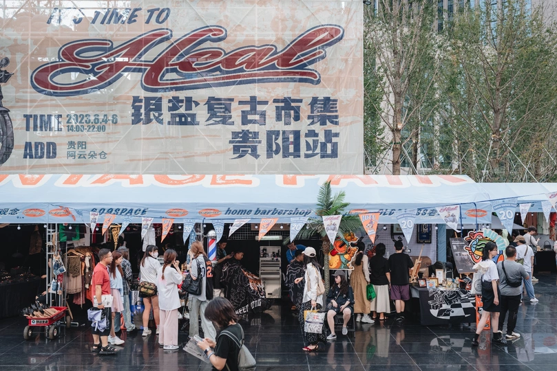 人群在美食广场周围行走