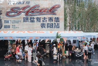 人群在美食广场周围行走