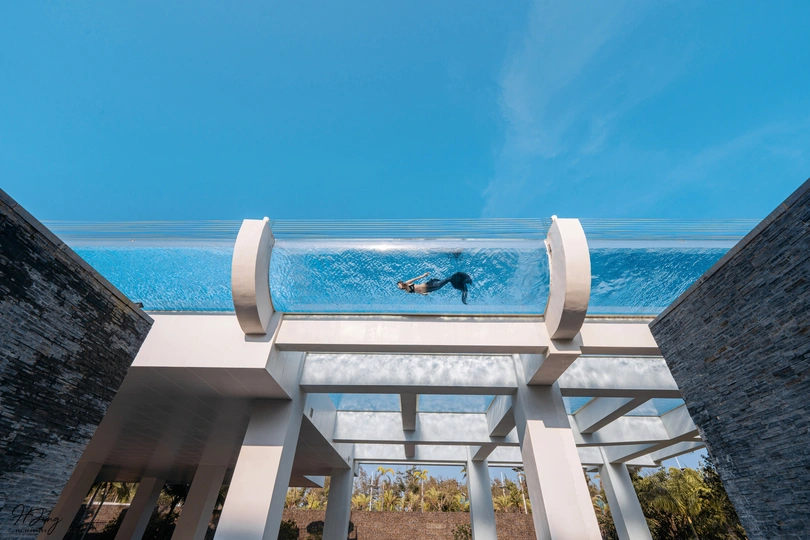 在海洋上的大桥上冲浪的人