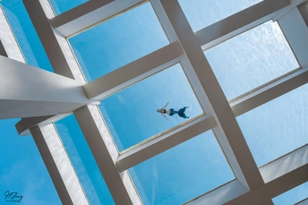 一个人在蓝色的天空中飞翔 穿过窗户 进入房间