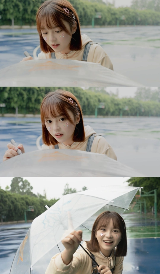 一位女士拿着一把伞