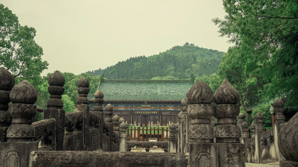 以山为背景的寺庙