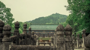 以山为背景的寺庙