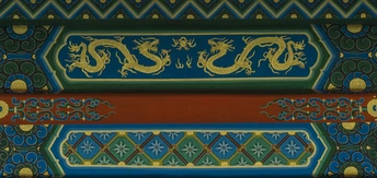 紫禁城中一座建筑的墙壁和屋顶上有五颜六色的图案 屋顶上有一条龙