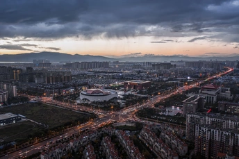 黄昏或日落时的城市鸟瞰图