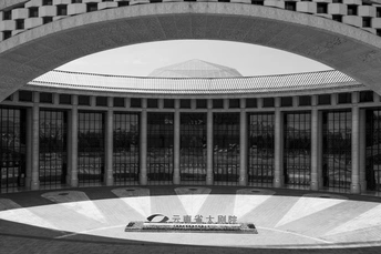 圆形拱门和大窗户的黑白建筑