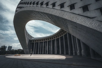 一个人走在建筑物前的照片