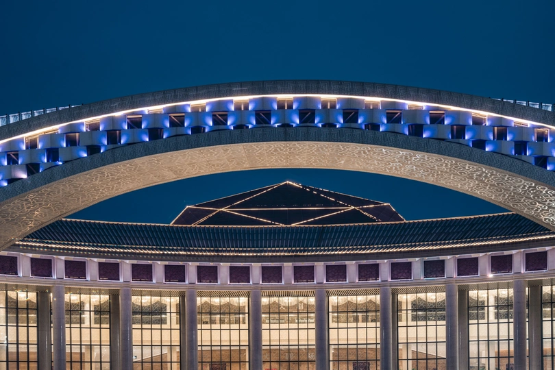 大楼的拱门在晚上亮了起来