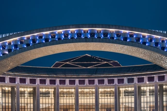 大楼的拱门在晚上亮了起来