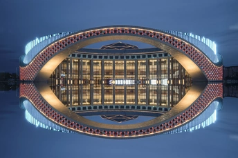 水面上的一栋建筑夜间亮了起来