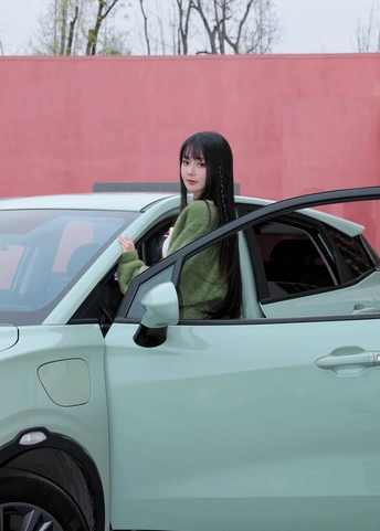 一位坐在汽车里的绿发女子
