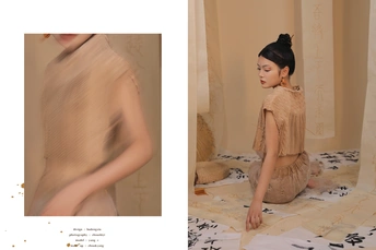 一位穿着连衣裙坐在地板上的女人