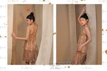 一位模特穿着来自<人名>春夏系列的一款裙子