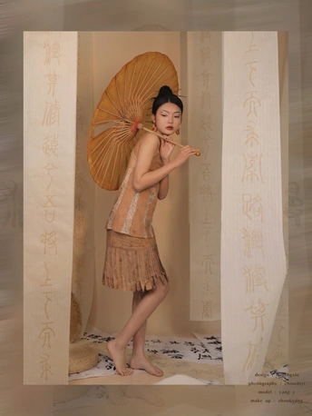 一位年轻女子穿着裙子 手里拿着雨伞 正在为拍照姿势。