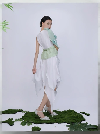 穿着白色连衣裙的模特在地上行走