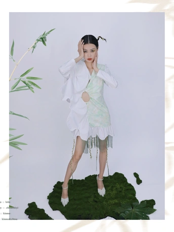 穿着白色连衣裙的模特站在地面上 穿着服装