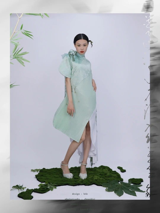 一位穿着蓝色连衣裙的模特正在为拍照姿势