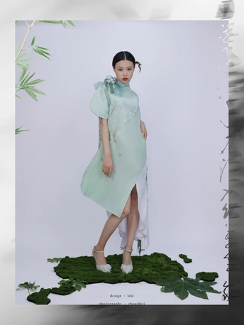 一位穿着蓝色连衣裙的模特正在为拍照姿势