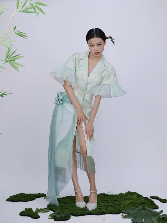 一位穿着蓝色和绿色和服的模特