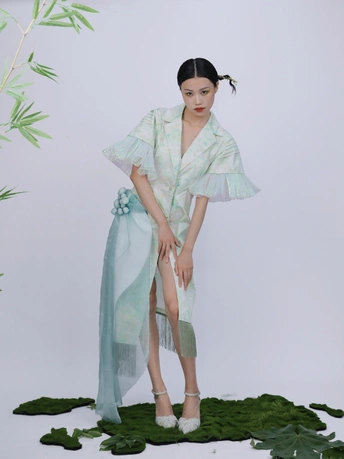 一位穿着蓝色和绿色和服的模特