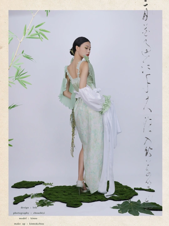 一位穿着白色和服的女性穿着一件绿色裙子