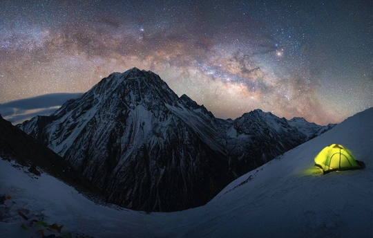 夜晚星空下的帐篷