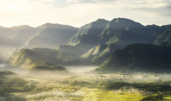 绿色山丘和山脉的美丽风景