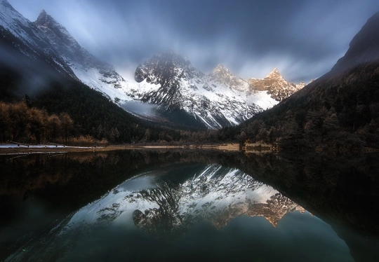 背景有山和云的湖泊