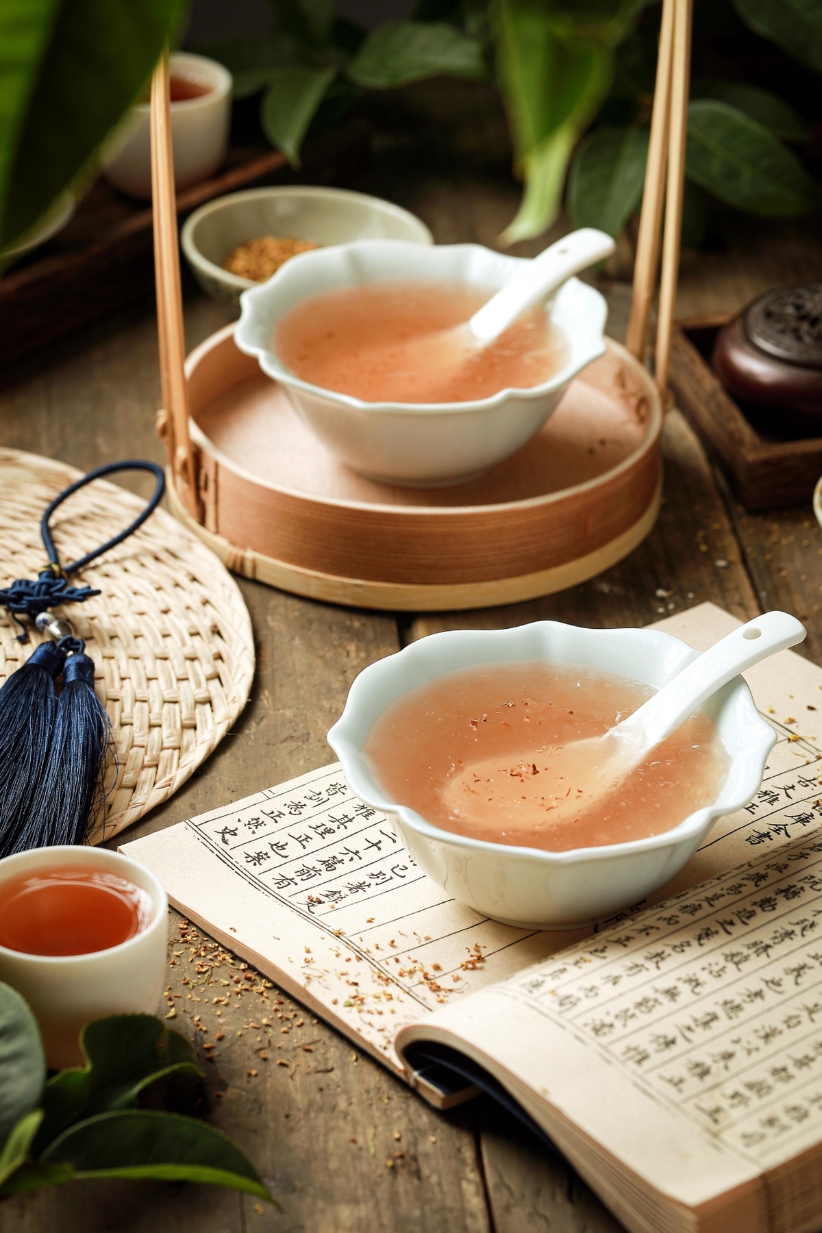 一碗汤和一杯茶放在木桌上