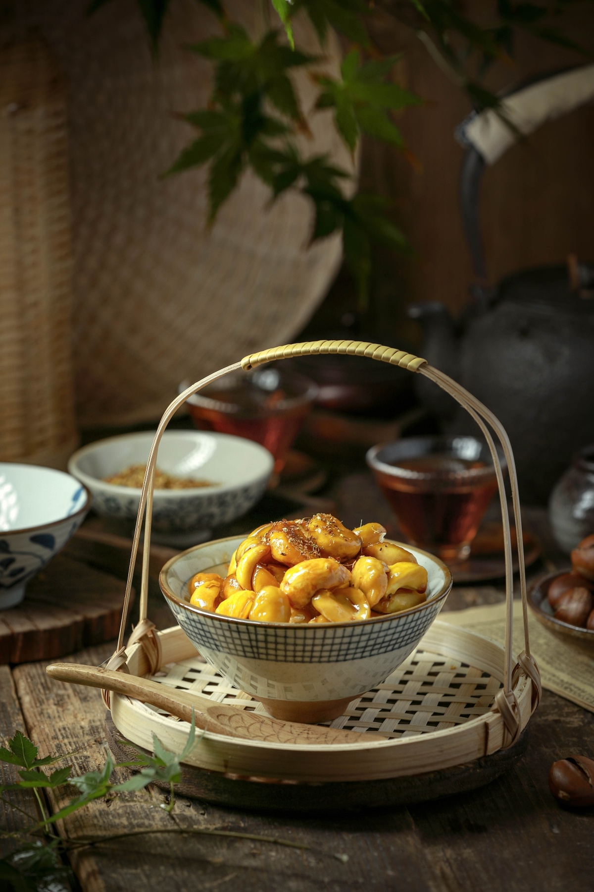 一个装满食物的篮子放在一个木制桌子上 旁边有一些坚果碗。