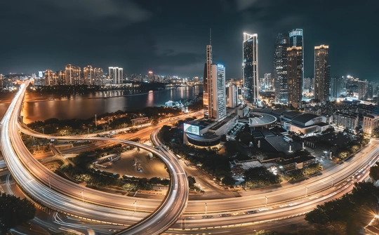 夜晚城市照片 交通灯车流量不大