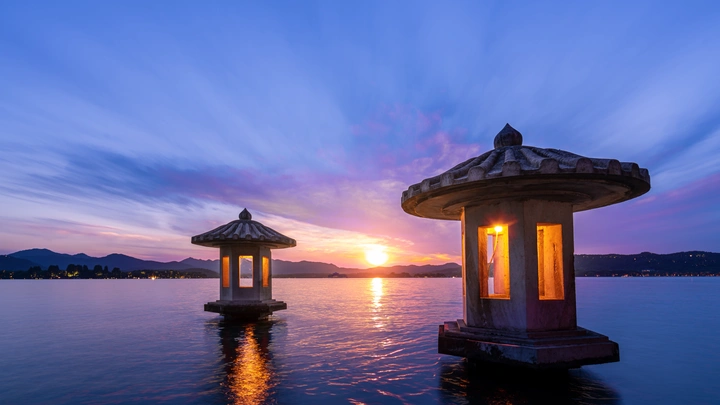 夕阳下的湖光山色