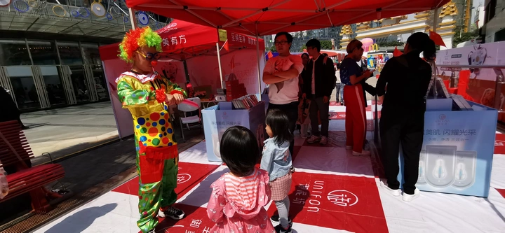 商家请来小丑坐阵