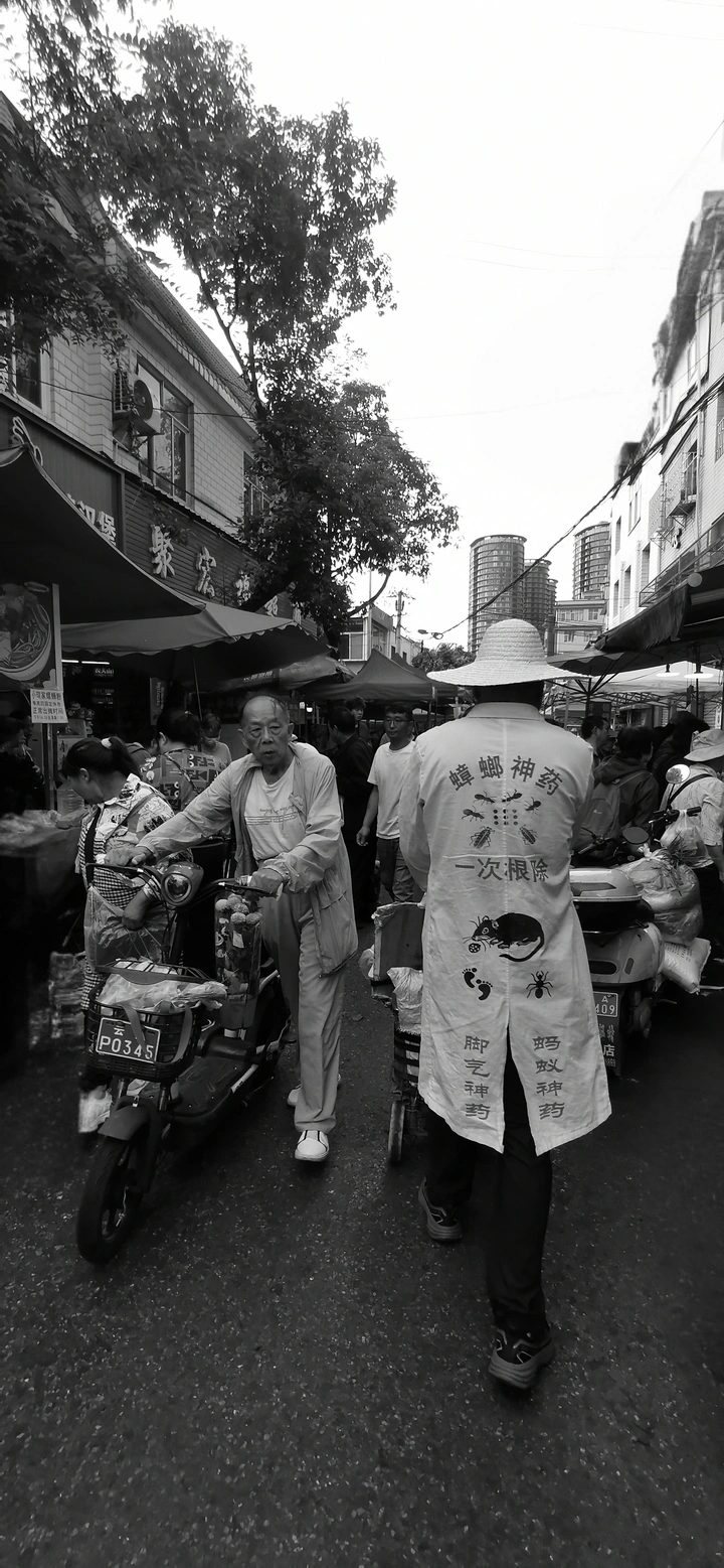 沿街叫卖蟑螂神药
