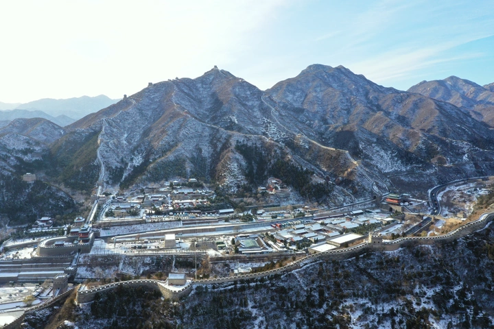 航拍北京市居庸关长城初雪