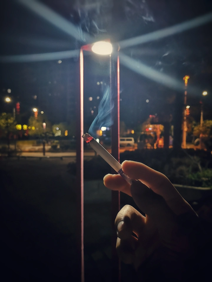 灯下烟