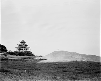 一张黑白照片 上面是一个小岛和一座矗立在山顶上的大型建筑