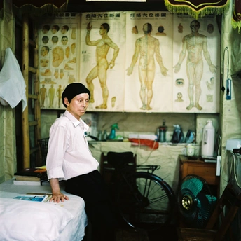 一个男人站在一个小房间里 一个女人躺在床上